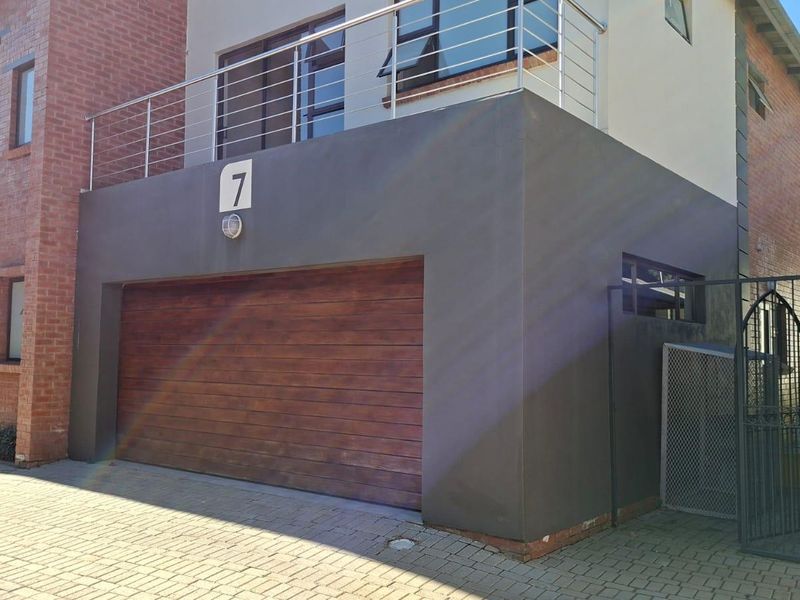 Elegance Meets Everyday Comfort - Bedfordview - Photo 1