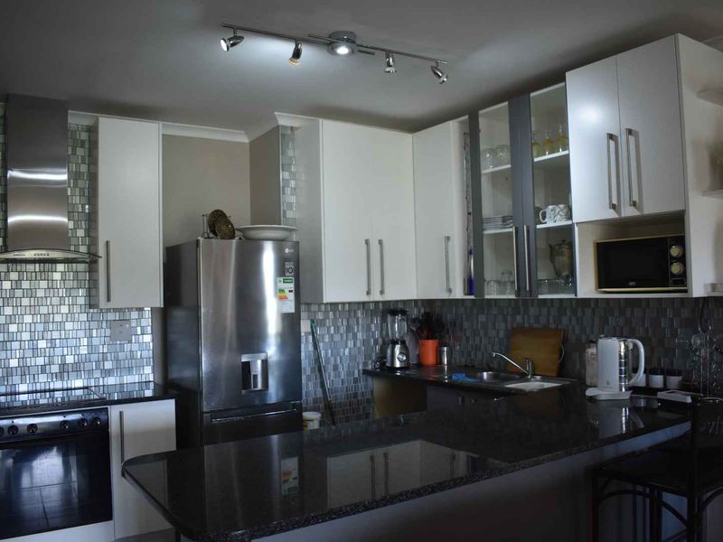 UnlockLuxury Living: Stunning Beacon Bay Apartment with Private Balcony & Resort-Style Amenities! - Photo 6