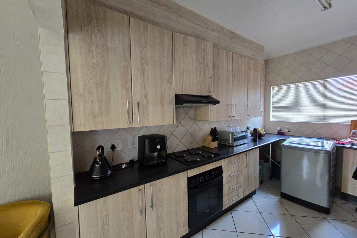 Beautiful 2nd floor unit - Photo 2