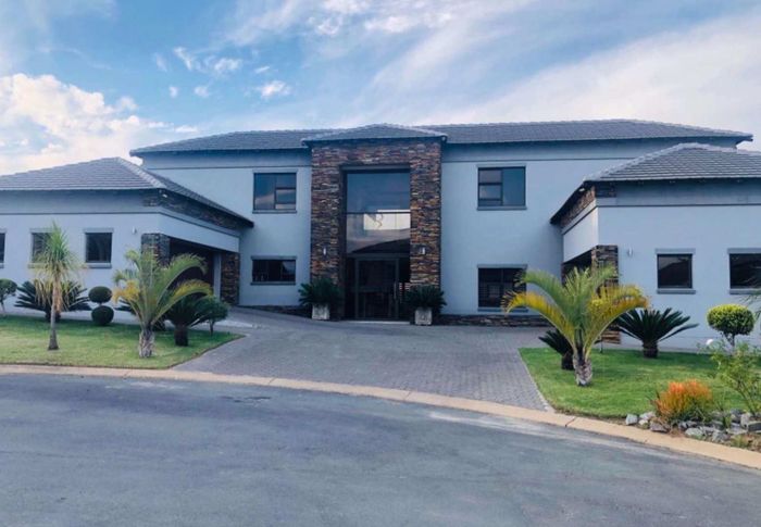 Property #2499819, House For Sale in Blue Valley Golf Estate