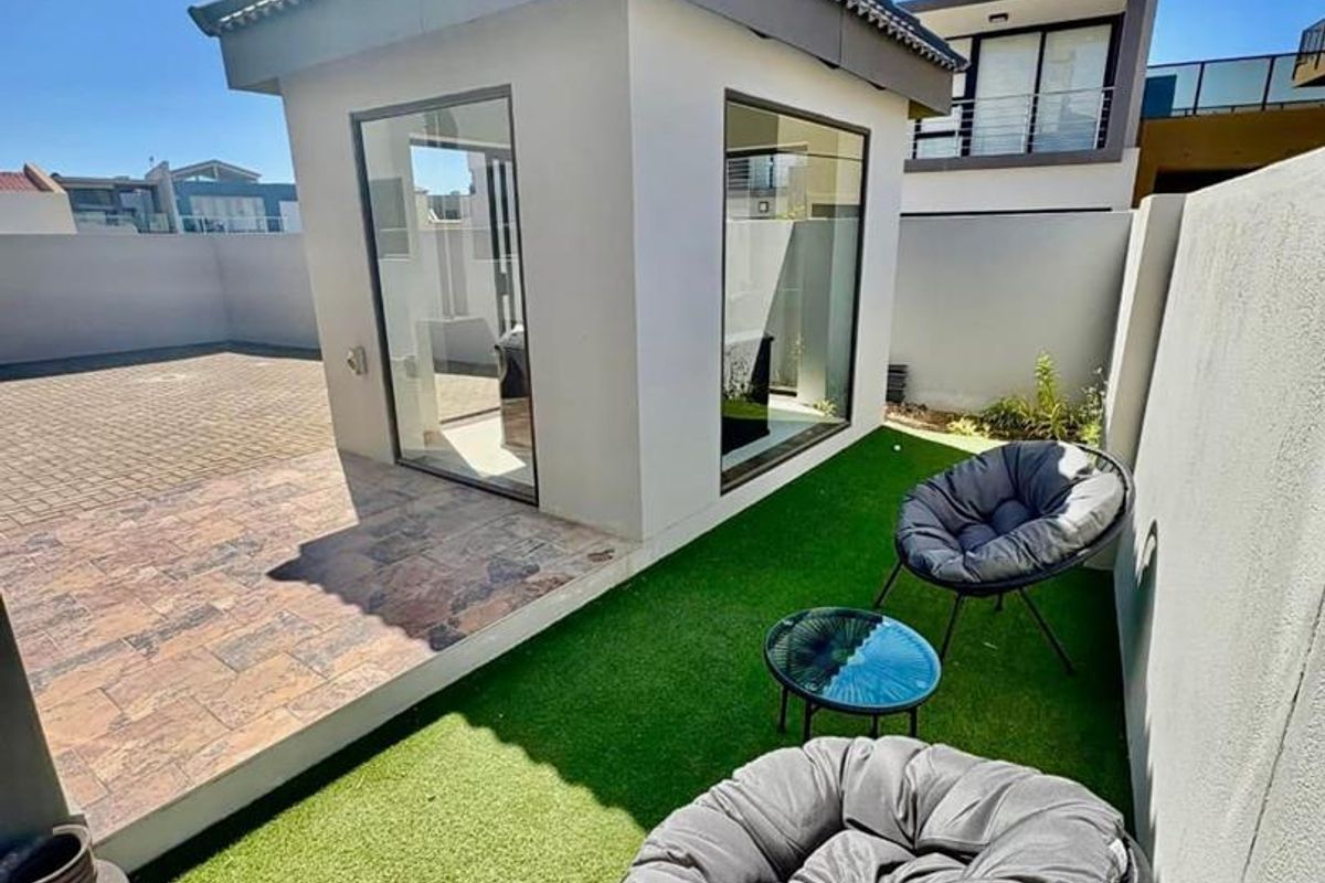 🏡✨ LONG BEACH FAMILY HOME | FOR SALE OR RENT! 🌊 - Photo 3