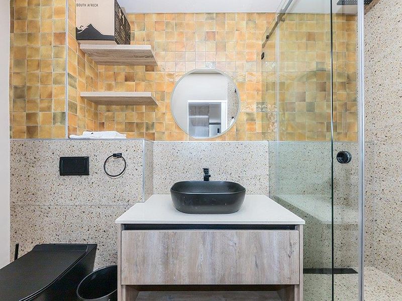 Fully furnished, luxury beachfront studio with parking - Photo 6