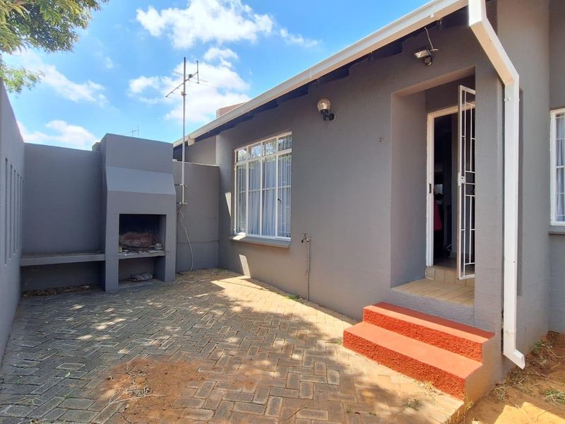 Secure & Perfectly Located in Langenhovenpark - Photo 9