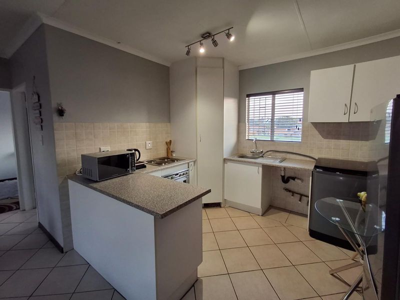 Beautiful First Floor Townhouse - Photo 2