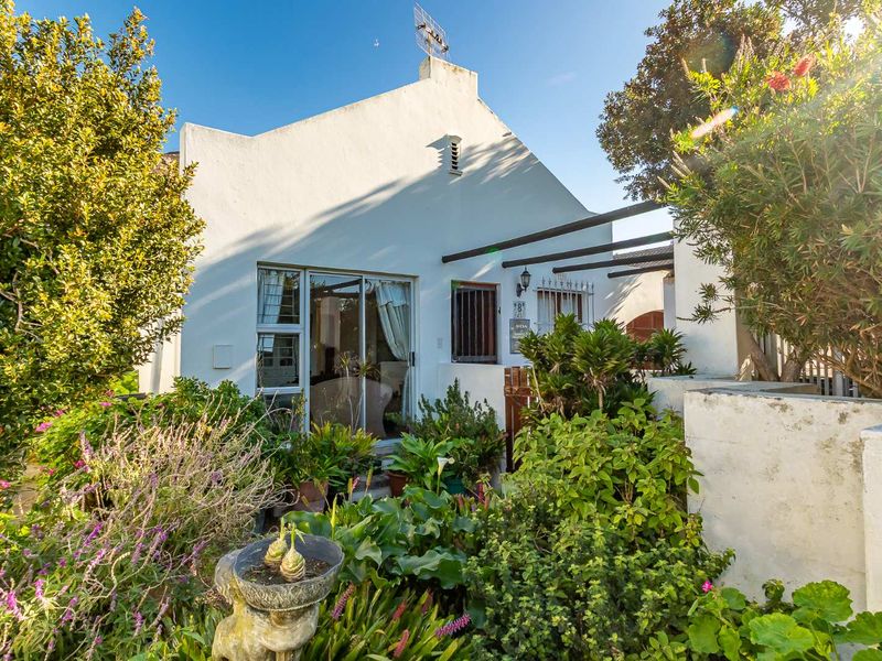 Secure & Serene – A Hidden Gem in Sought-After Lakeside Village - Photo 2