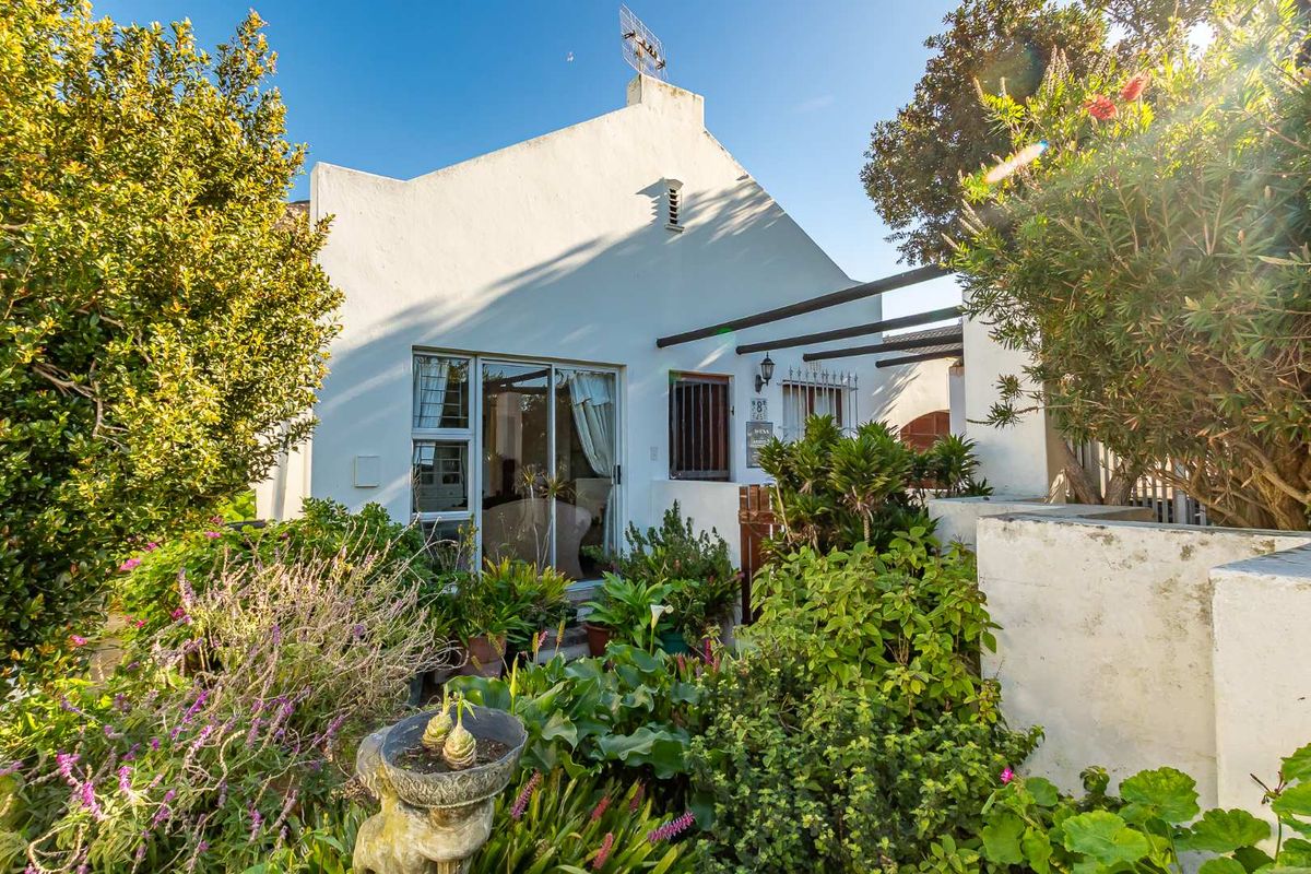 Secure & Serene – A Hidden Gem in Sought-After Lakeside Village - Photo 2