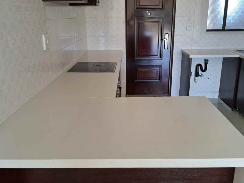 Executive 2-Bedroom Apartment with North-Facing Views in Lake Xanadu, Midrand - Photo 5