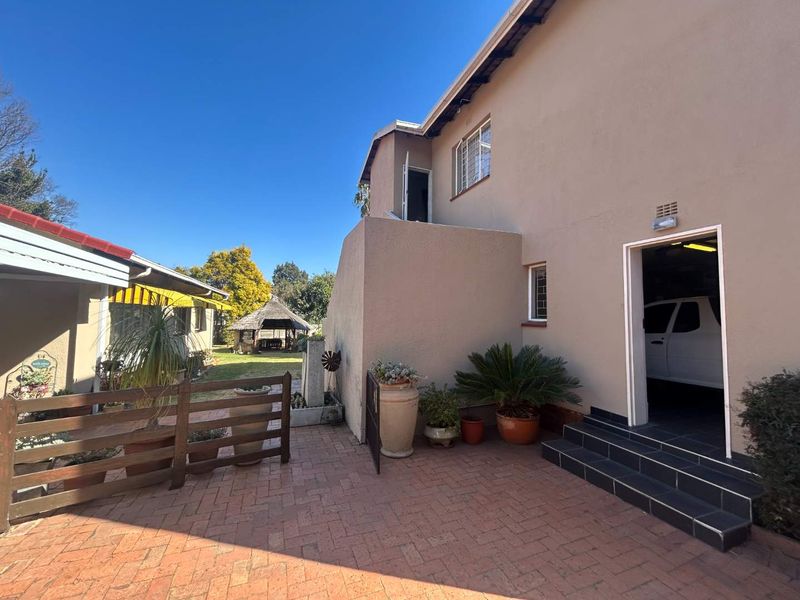 Brackendowns Beauty: Sprawl Out in Style with Grand Bedrooms, a Massive Garden & Bonus Flat! - Photo 6