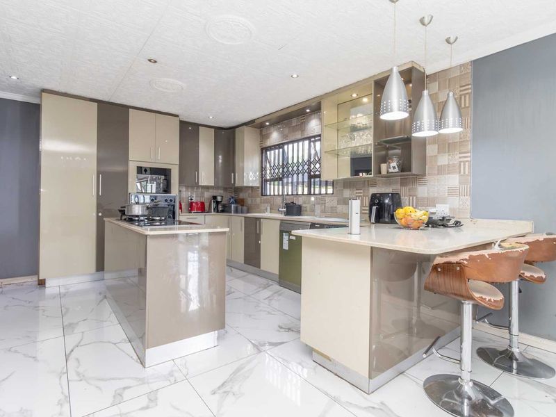 3 Bedroom House for Sale in  Cosmo City - Photo 6