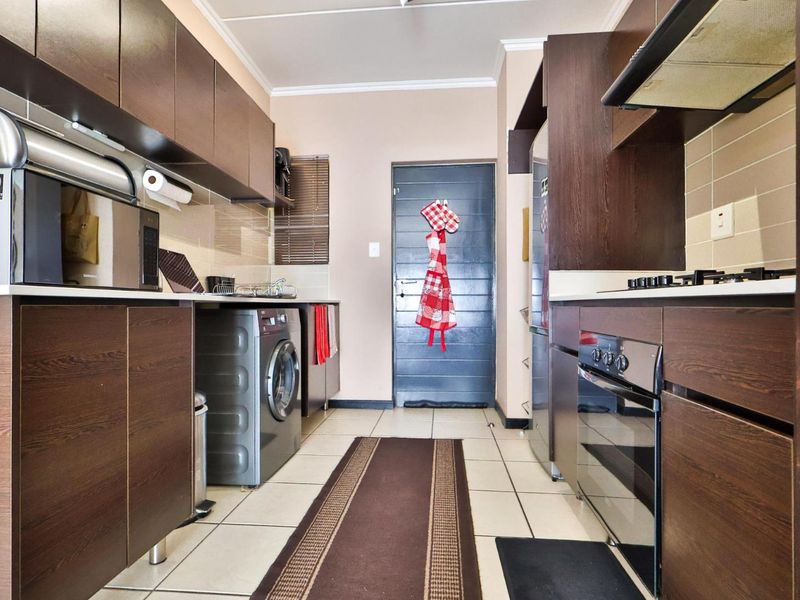 Modern 2-Bedroom Apartment in Central Park! - Photo 2