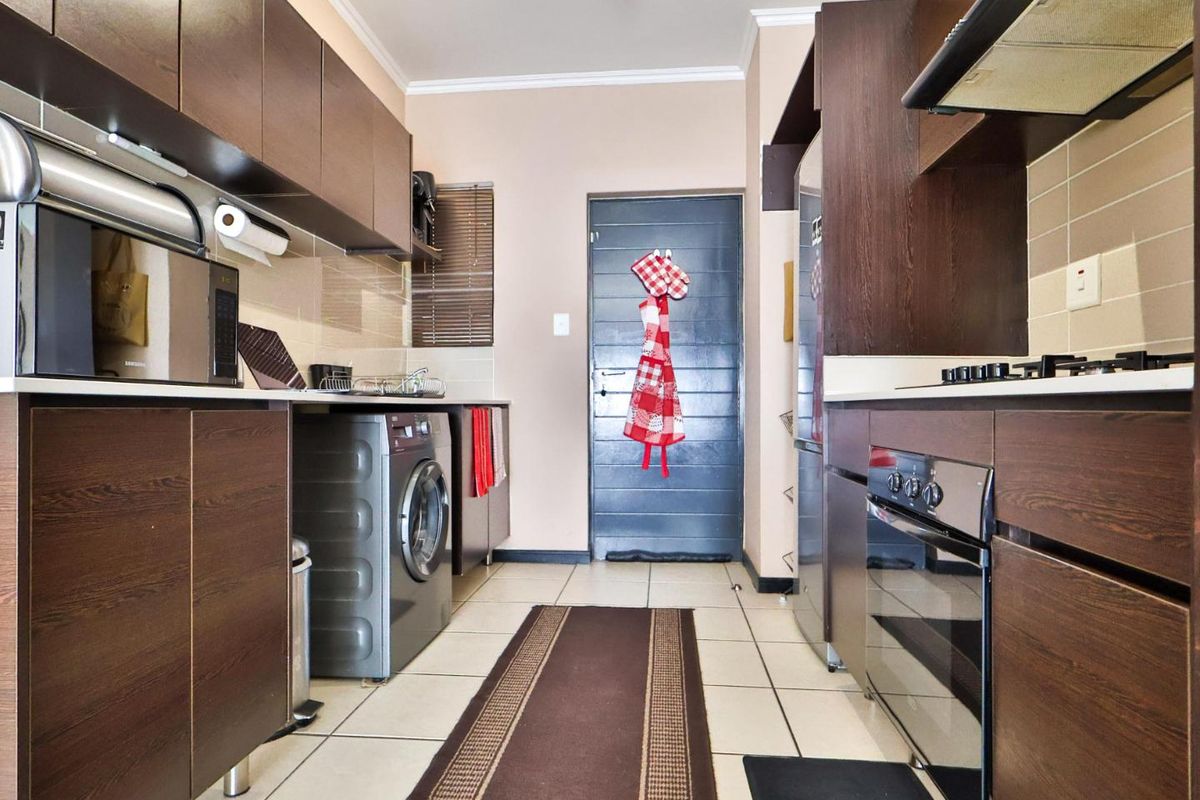 Modern 2-Bedroom Apartment in Central Park! - Photo 2