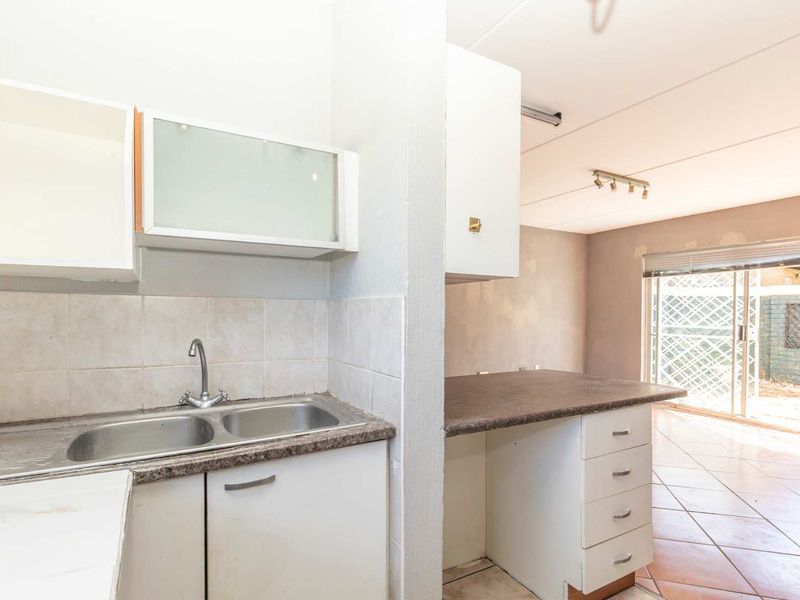 Secure, stylish Duplex Townhouse. - Photo 6