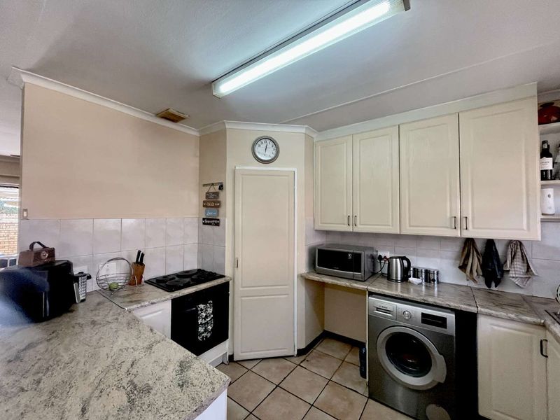 Secure Estate Living with Pool, Fishing Dam & Excellent Rental Appeal - Photo 10