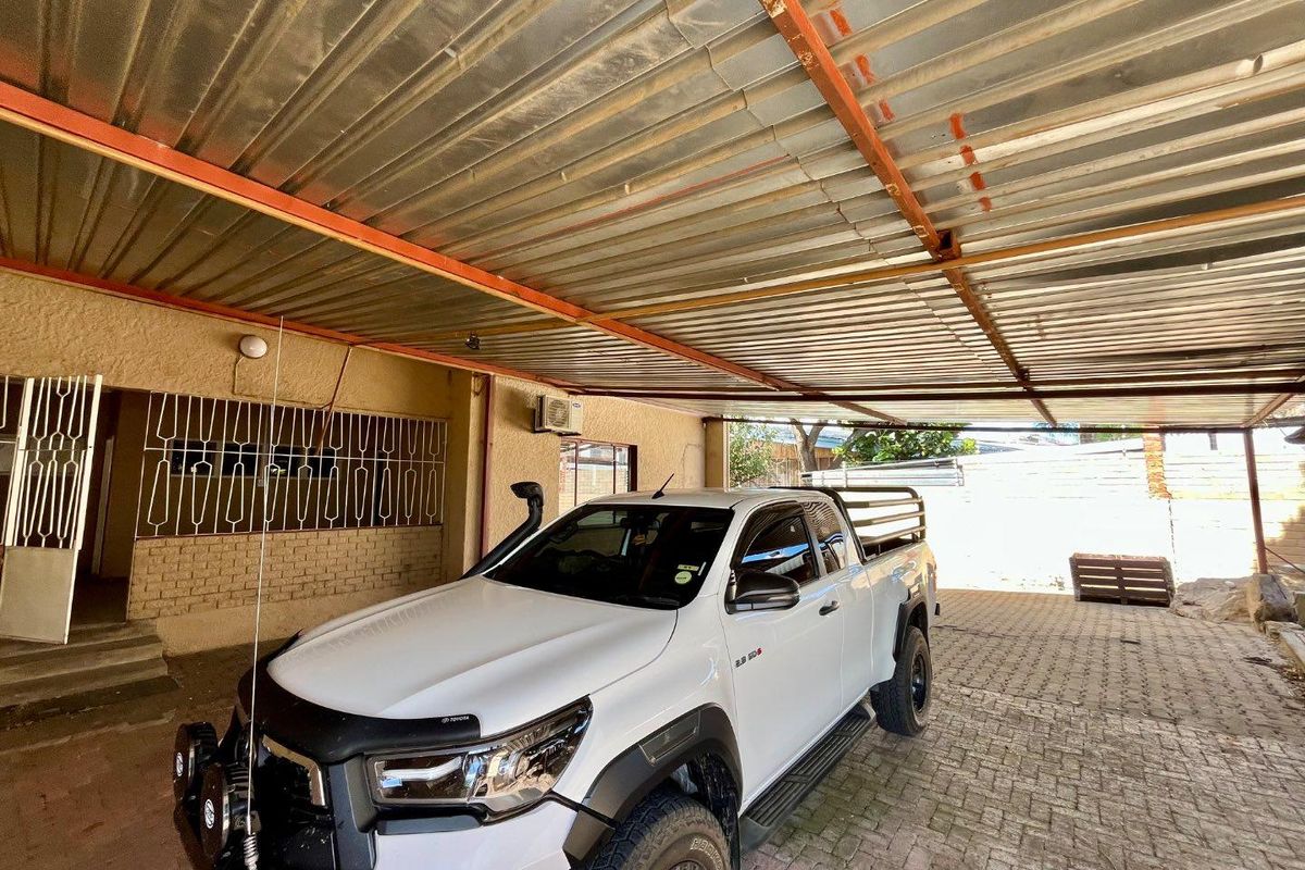 House for Sale in Okahandja – Spacious 4 Bedroom Home with Garages | N$2,000,000 - Photo 5
