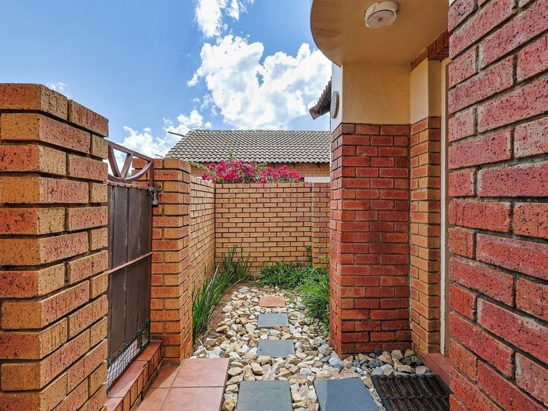 Perfect Mooikloof Ridge Home – Spacious Bedrooms, Big Garden, Great Amenities - Photo 5