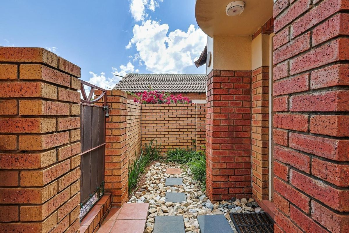 Perfect Mooikloof Ridge Home – Spacious Bedrooms, Big Garden, Great Amenities - Photo 5