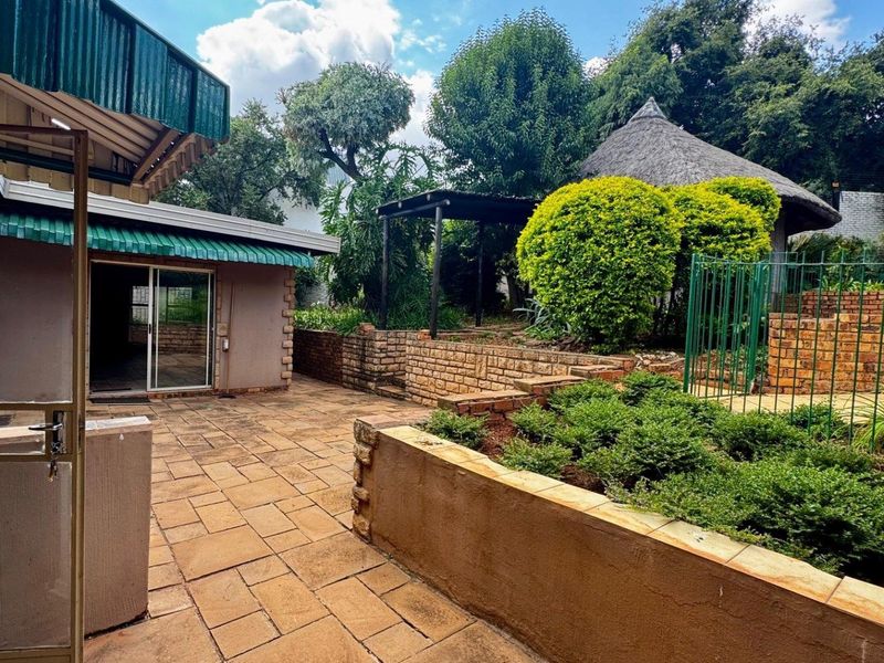 Spacious 4–6 Bedroom Family Home with Separate Office in Faerie Glen - Photo 3