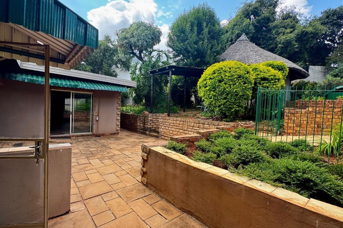 Spacious 4–6 Bedroom Family Home with Separate Office in Faerie Glen - Photo 3