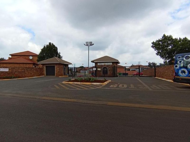 Charming Family Home with Ample space and Ideal Location - Photo 2