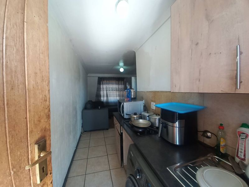 A 2 BEDROOM APARTMENT - Photo 4