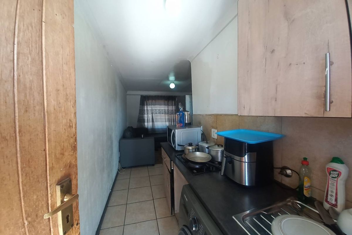 A 2 BEDROOM APARTMENT - Photo 4