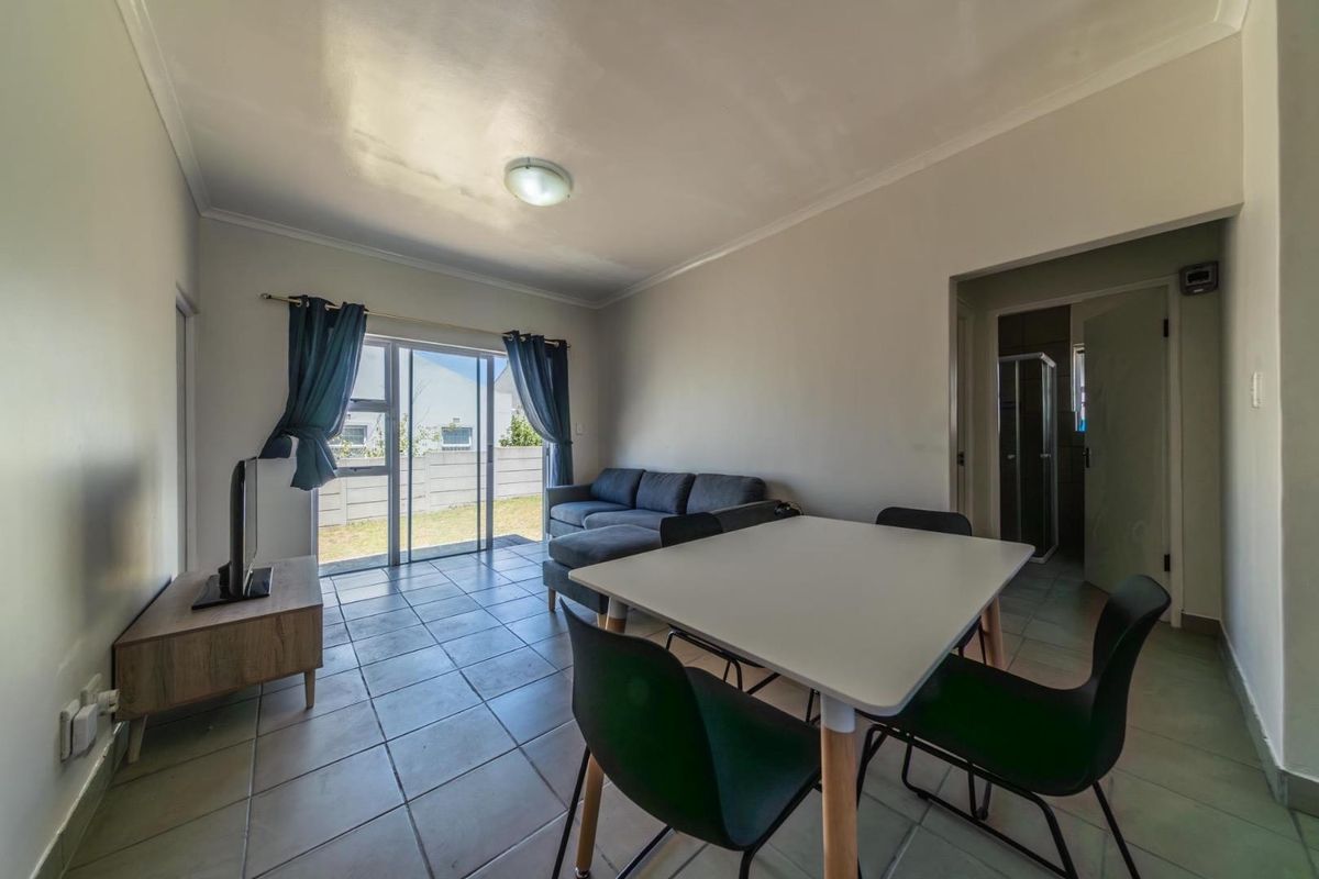 Furnished bedroom in four bedroom house - Photo 3