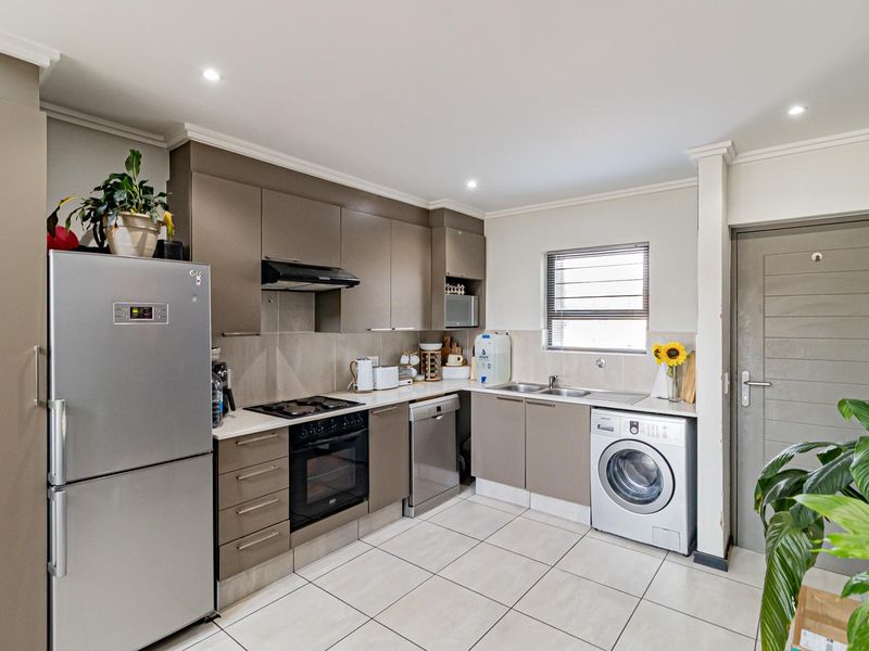 Stylish Corner Loft Apartment in a Sought After Estate - Photo 1