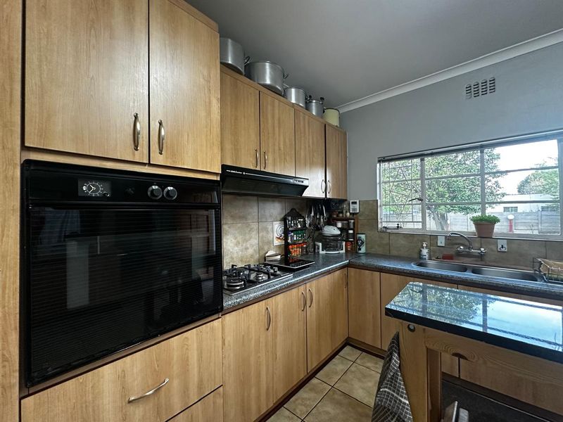 Dream Family Living in Bayswater - Photo 2