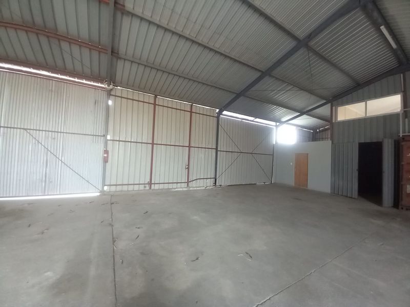 Medium Size Warehouse plus offices to let - Photo 4