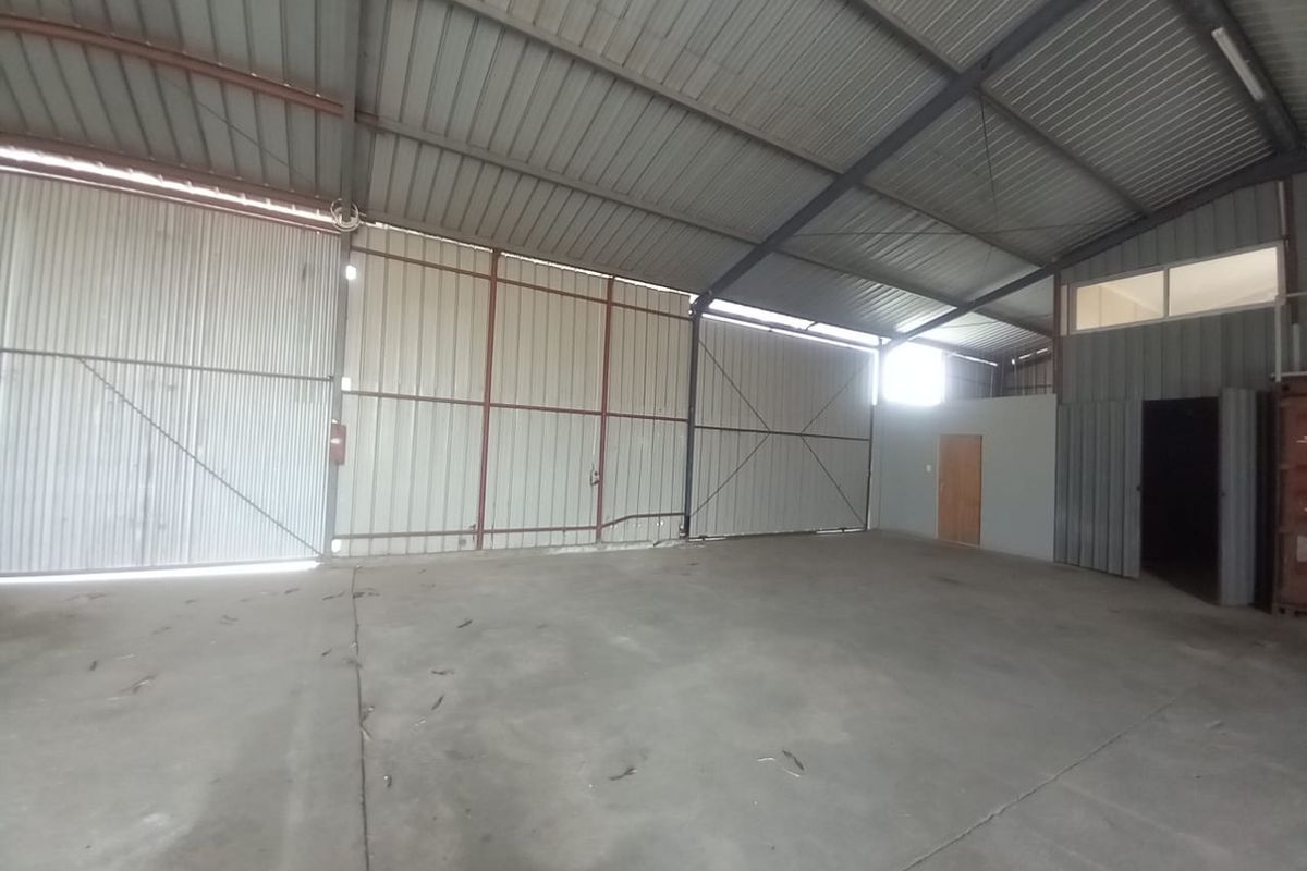 Medium Size Warehouse plus offices to let - Photo 4