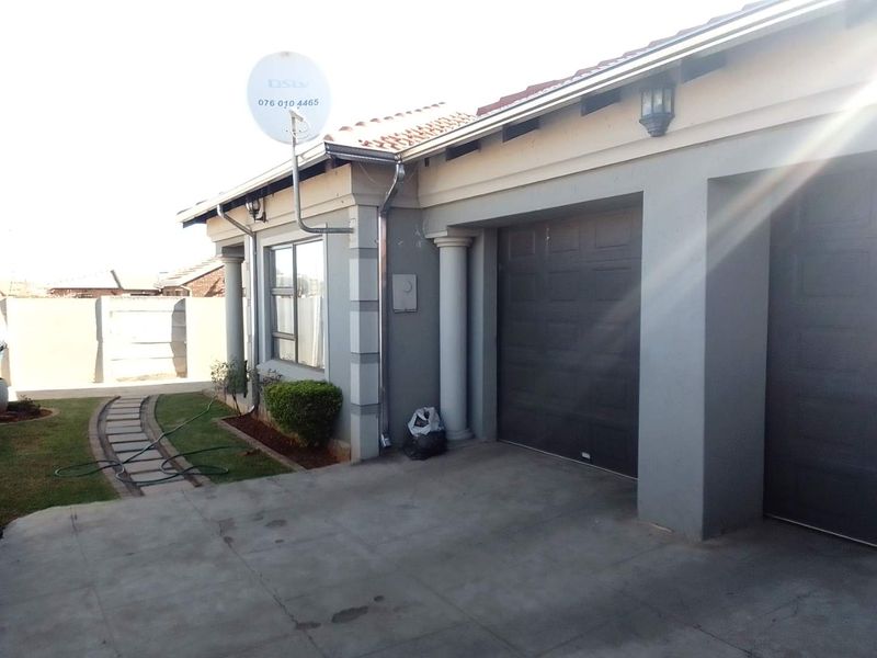 Modern 3 Bedroom Family Home in a Secure Enclosed Area - Photo 2