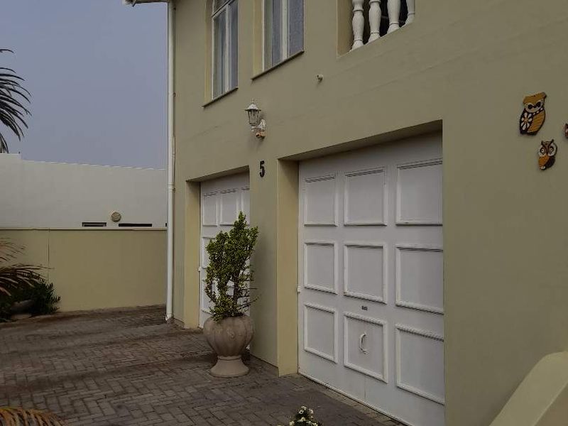Spacious Luxury: 10 Bedrooms in Swakopmund's Safest Neighborhood - Photo 3
