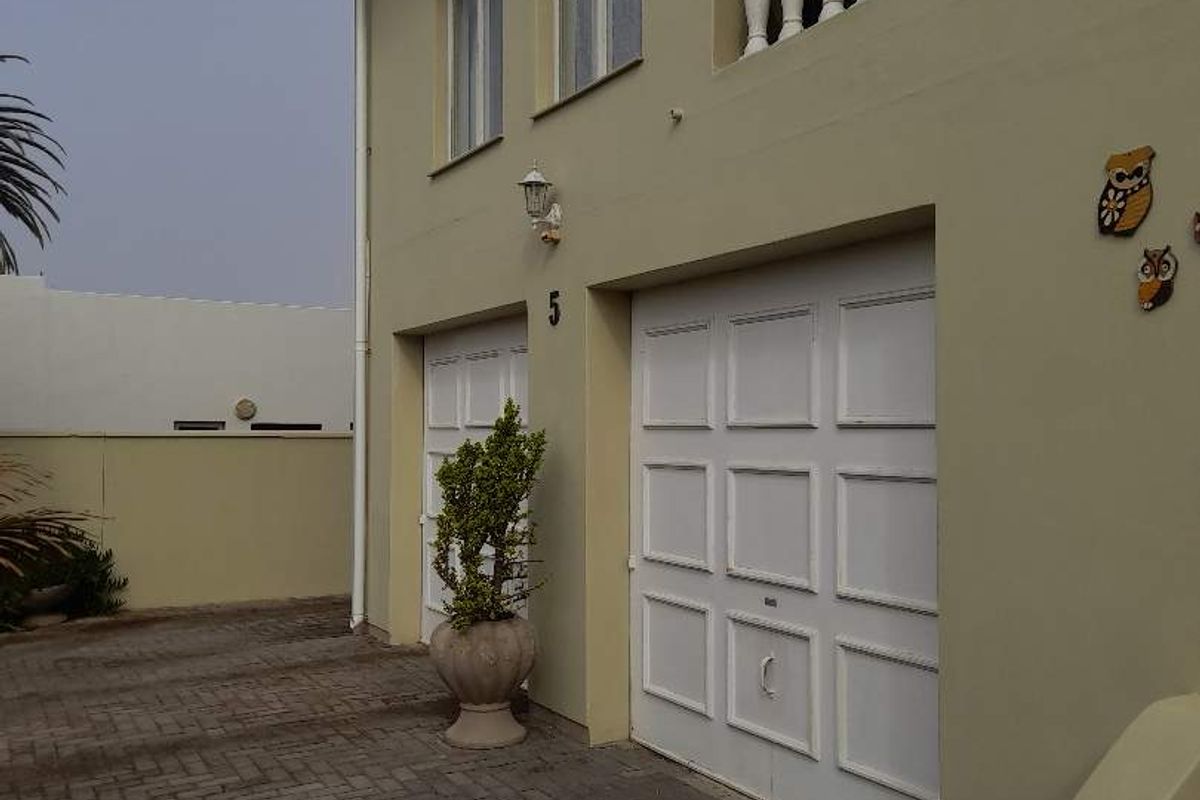 Spacious Luxury: 10 Bedrooms in Swakopmund's Safest Neighborhood - Photo 3