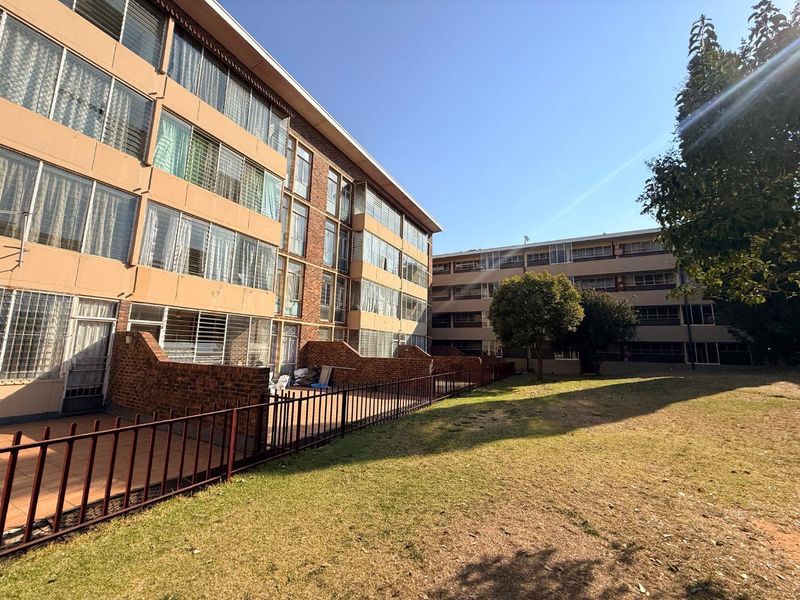 Beautiful 2-Bedroom Apartment with Enclosed Balcony - Photo 2
