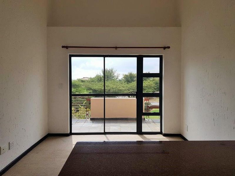 Sunny Double-Volume Apartment in a Prestigious Golf Estate - Photo 7
