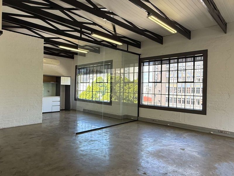 115m2 office with great natural light and views to let - Photo 4