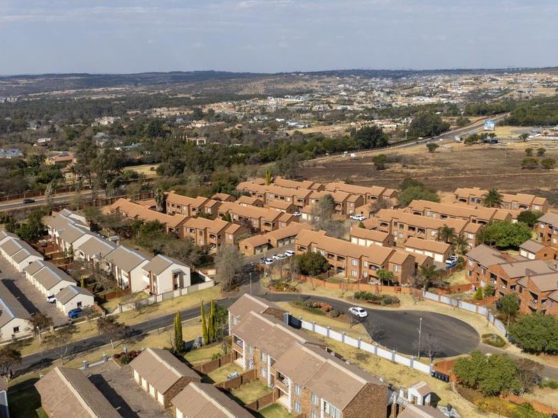 GROUND-FLOOR 2-BED UNIT WITH GARDEN IN MOOIKLOOF RIDGE ESTATE - Photo 8