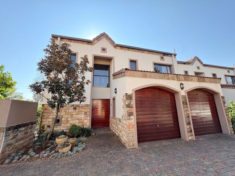 Sunny, North Facing Town house in Woodland Hills - Photo 1
