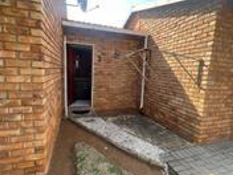 Charming Terenure Retreat: Cozy Living Awaits at only R495k - Photo 2