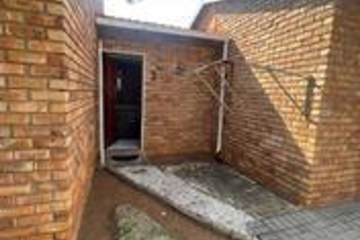 Charming Terenure Retreat: Cozy Living Awaits at only R495k - Photo 2