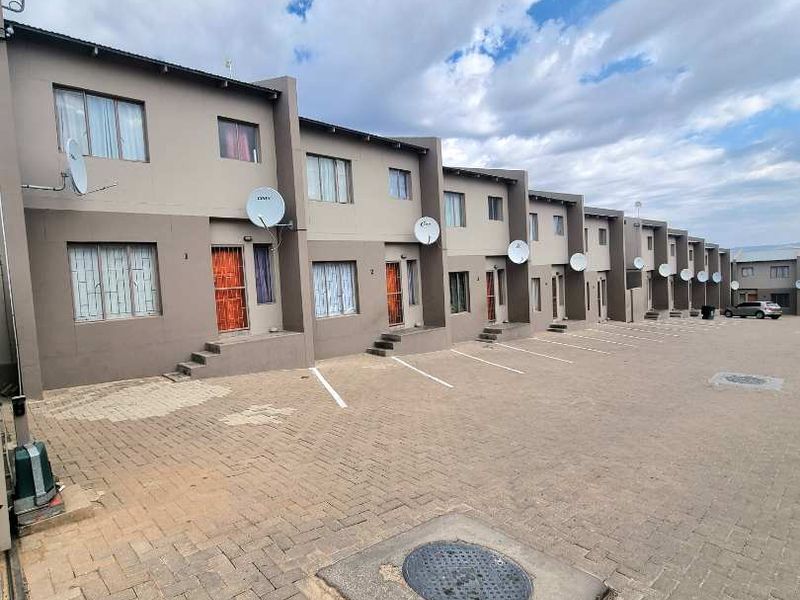 KHOMASDAL EXT 28 | 2 BEDROOM TOWNHOUSES FOR SALE| LANTANA COURT - Photo 3