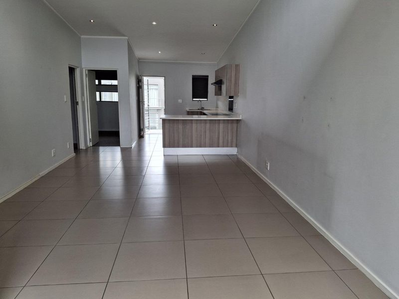 A MODERN TWO BEDROOM APARTMENT - Photo 4