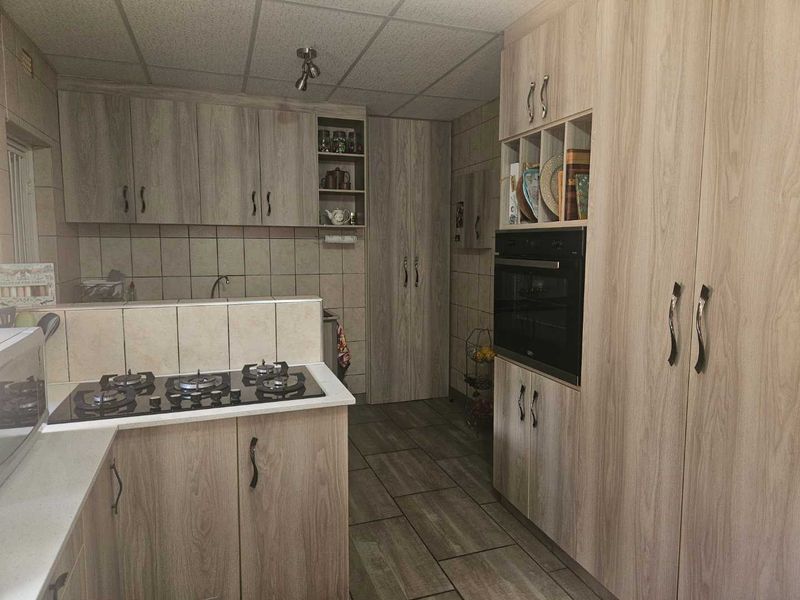 Charming Face-Brick Family Home with Modern Amenities and Exceptional Security - Photo 8