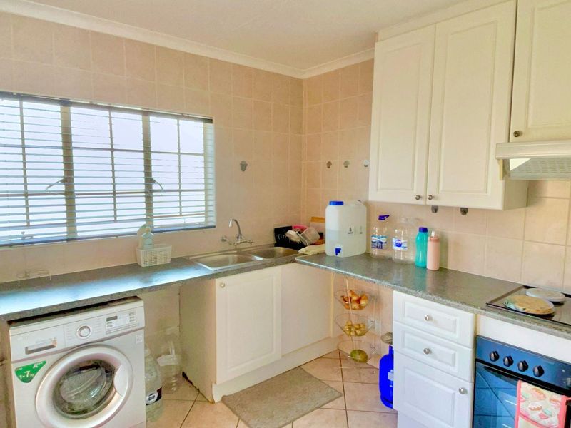 ***3 Bedroom Townhouse in a popular Complex with a Pool walking distance from The Grove Shopping Centre*** - Photo 9