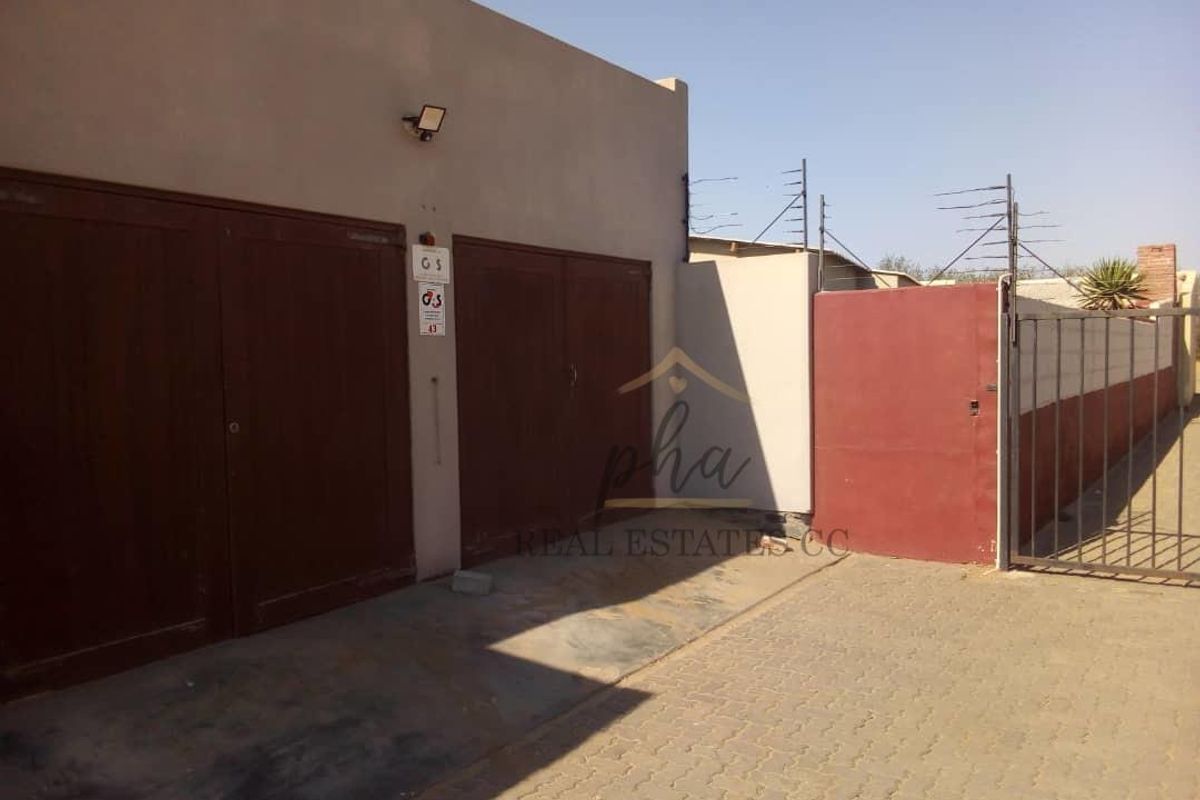 2 Bedroom House with 2 bedroom flat for sale in Walvis Bay selling for N$1 995 000.00 - Photo 5