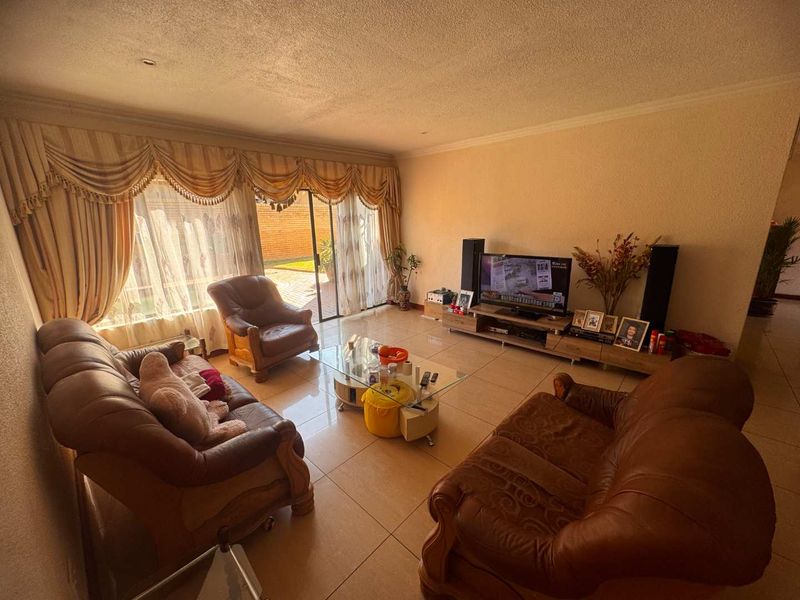 Huge Double Story Home for Sale - Photo 4