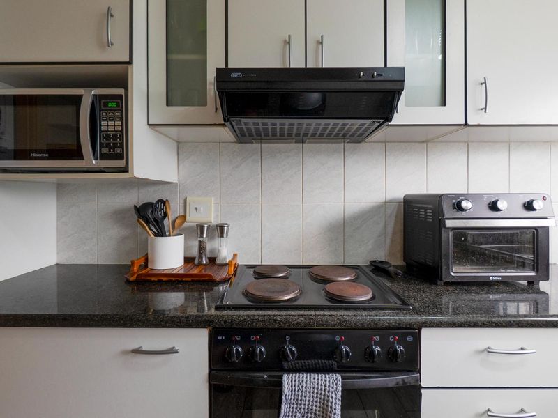 Spacious with distant sea views - Photo 7