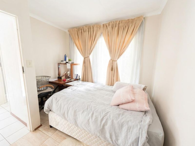 Three bedroom duplex in popular complex - Photo 9