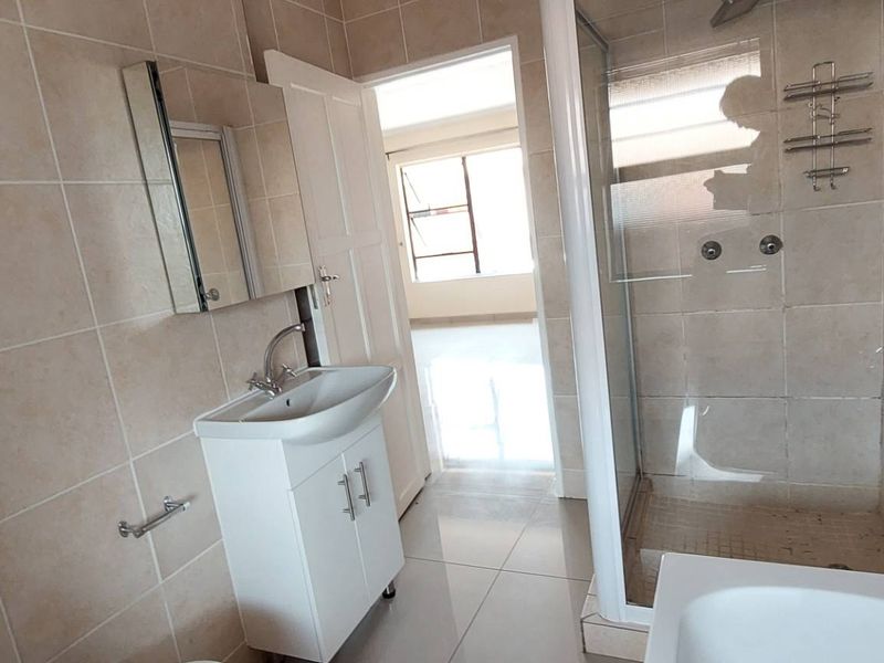 Modern 2 bedroomed pet friendly unit - Photo 7