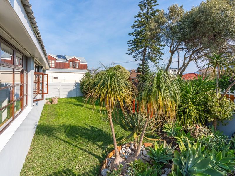 Large Family Home with Table Mountain Views in Little Mowbray. - Photo 2